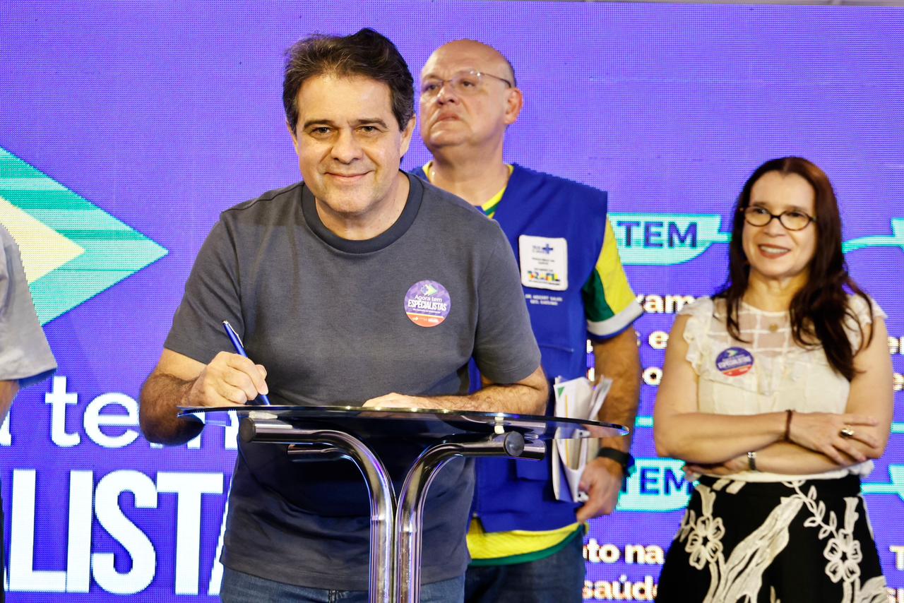 grupo de pessoas posa para a foto